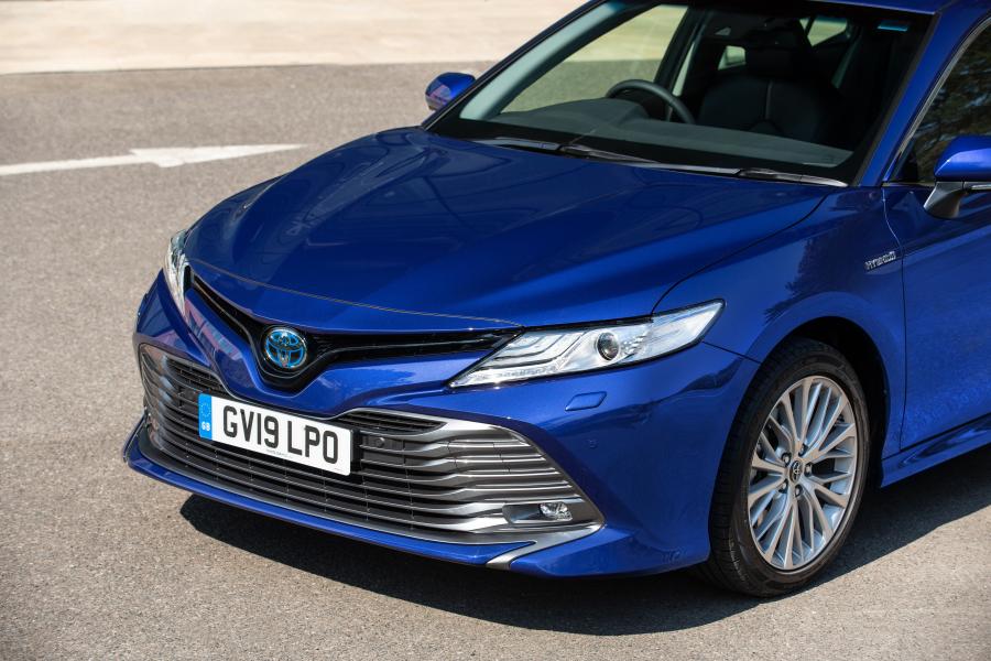 Детали экстерьера Toyota Camry Hybrid 2019 года  (UK) (фото 21 из 40)